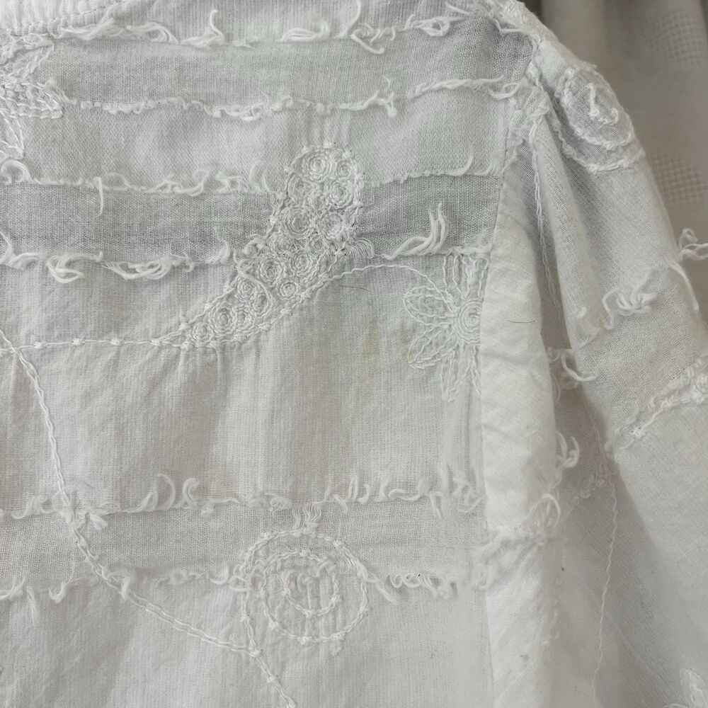 Lulu-B White floral blouse with button detail and ruffle hem M/L Medium/Large - Picture 4 of 9